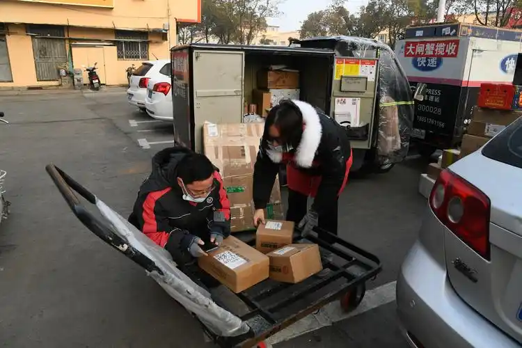 淮安市洪泽区高良涧街道:节前忙碌的快递小哥