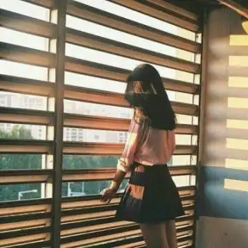 伤感失落女生微信背影头像2020精选等待是漫长的毒药