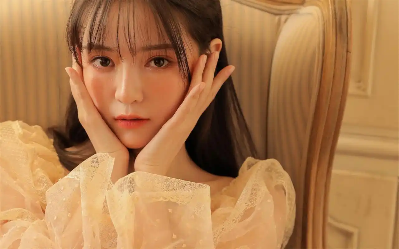 蕾丝美女精致妆容居家桌面壁纸