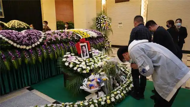 殡仪馆外,小女孩画花送别袁隆平;妈妈叮嘱:记得跟爷爷说"我吃饱了"