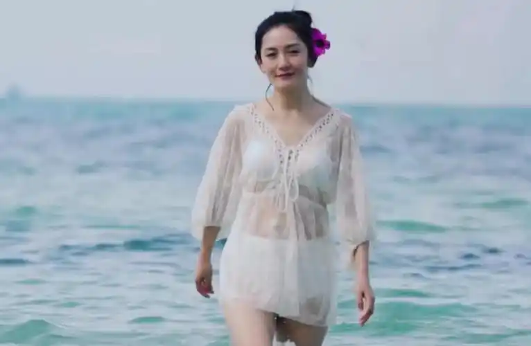 谢娜穿"透视泳装"起身那刻,腹肌太撩人,哪像生双胞胎的肚皮?