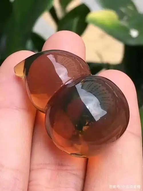 自然光下的红茶色蓝珀立体葫芦