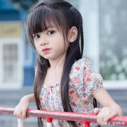 精致的五官看起来有种混血宝宝感,姊弟同框画面真的是完美到不行