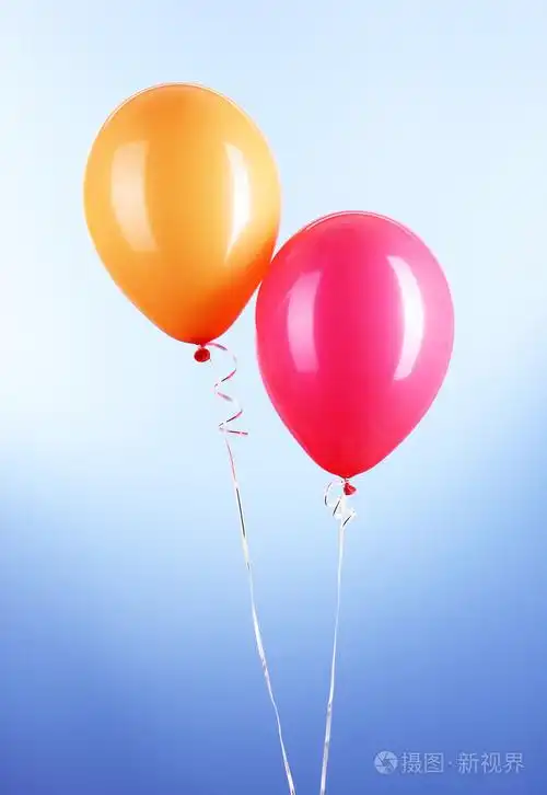 蓝色背景上的两个彩色气球