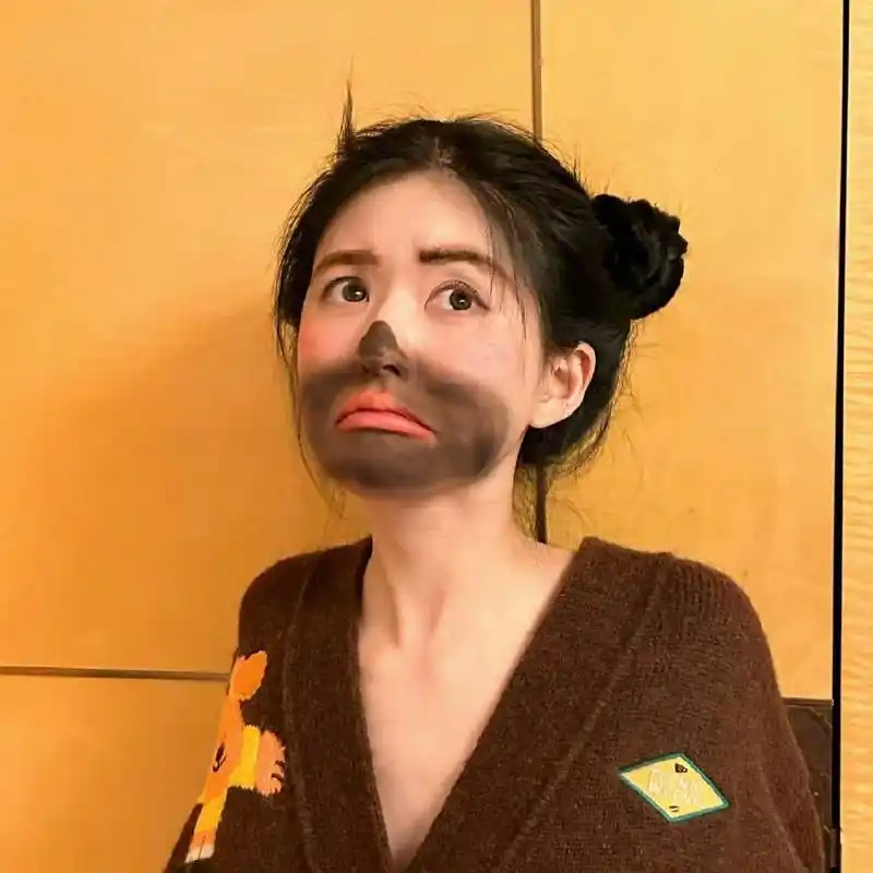 组图:赵露思万圣节cos熊二 造型可爱搞怪小表情逗趣