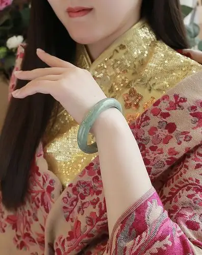 天然浅绿糯种翡翠手镯56mm(附证书)