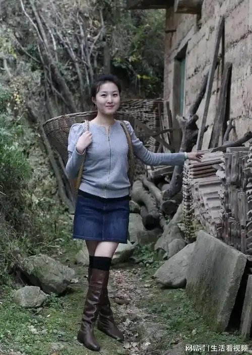 现代农村做农活都穿得不错简单朴素方便