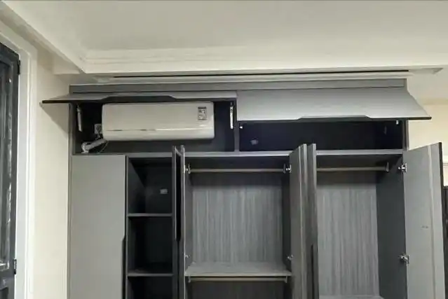 但有些人觉得空调的位置太碍眼,管道电线外露也不美观,整体与装修风格