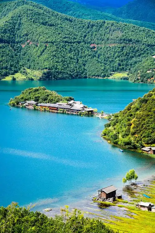 丽江泸沽湖景区距离宁蒗县城62公里,丽江市区190公里,是国家级风景