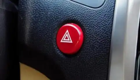 相信大家都还记得,我们在学科目一的时候,有明文规定当车子遇到状况的