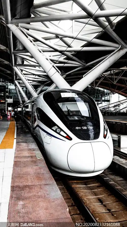 停靠在站台的和谐号动车组高清图片