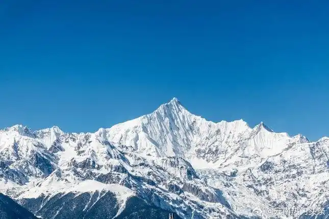 梅里雪山,又名卡瓦格博,位于西藏与云南交界处,耸立于澜沧江与怒江