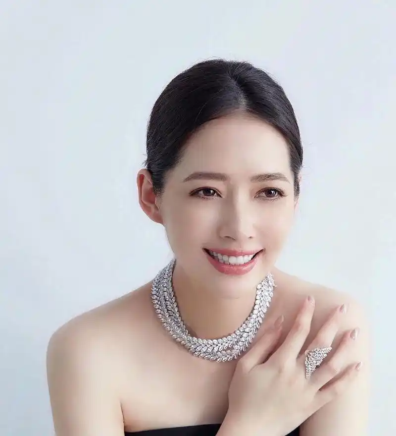 郭碧婷:优雅气质,嫁入豪门仍坚持事业的女性典范 郭碧婷,身高达到170