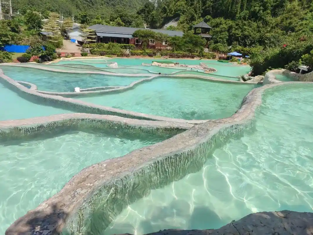 暑假不懂去哪玩就去十万大山布透温泉吧,泡在 - 抖音