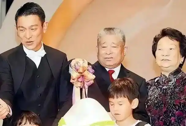刘德华家族曝光,共24人,已婚并育有子女,父亲葬礼展现家族团结