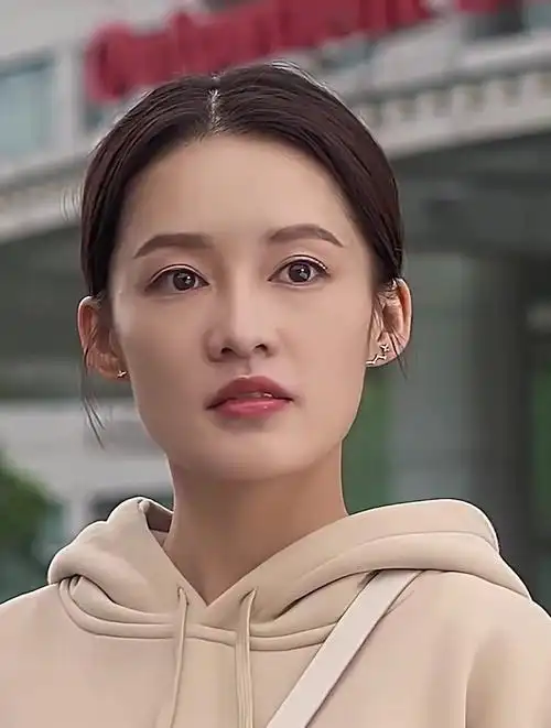 李沁刚出道时照片被扒,那时没有美颜滤镜的她,这颜值也太漂亮了