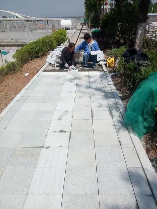 1,十区人行道铺石材.