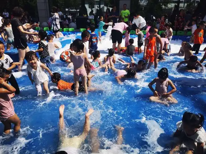 不玩水,不夏天|爱弥儿幼儿园 "泡沫戏水狂欢活动