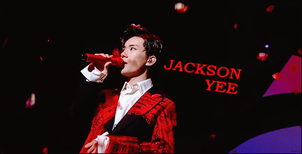 易烊千玺成人礼生日会舞台简直就是大型婚礼现场.网友:就差一个我了!