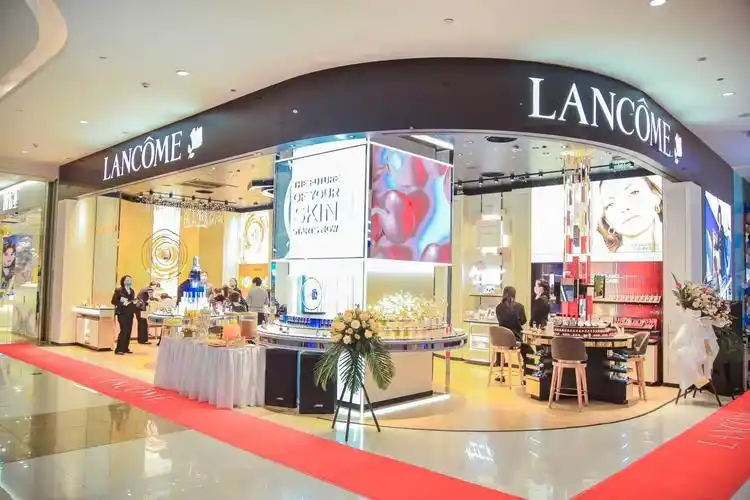 据介绍,蚌埠银泰兰蔻专柜将与兰蔻在全国其他城市专柜一样,呈现兰蔻