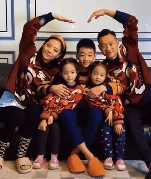 杨威夫妇为双胞胎女儿庆生欢欢乐乐越长越不像杨阳洋变帅小伙