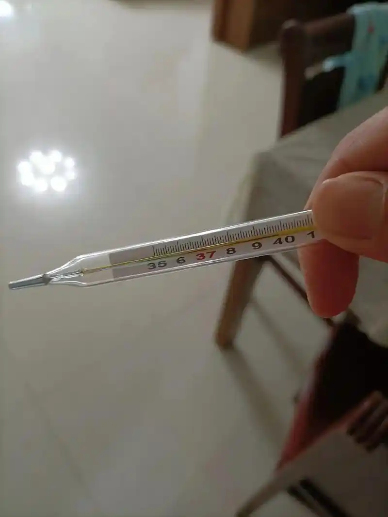 心酸瞬间 体温计的度数,会决定我晚上敢不敢睡觉,第一次这样反复高烧