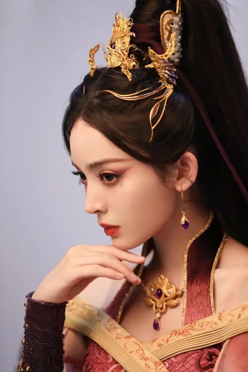 古力娜扎最新紫衣古装写真照,高马尾金簪造型,侠气与美并重