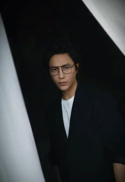 48岁的陈坤长相年轻,脸变像陆毅,比他年轻的时候还年轻