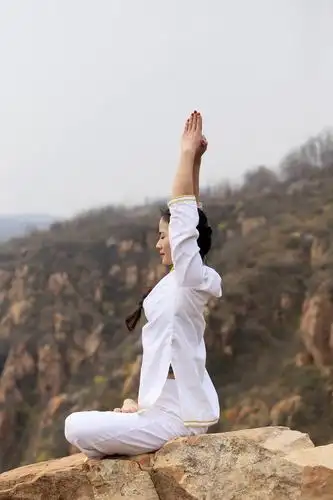 原创一名女士在练习瑜伽极限造型的时候突然从25米高的阳台上坠落