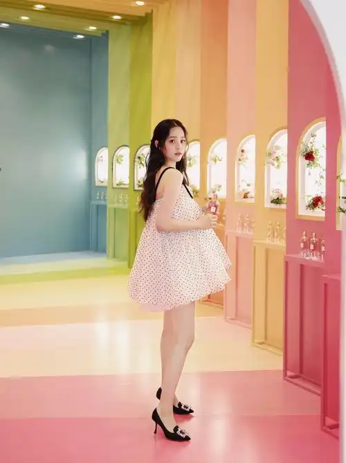 欧阳娜娜穿可爱蓬蓬裙似小仙女花间拍写真浪漫唯美