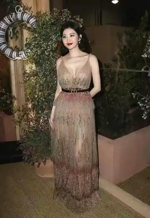 女神景甜花容月貌,举止优雅,性感迷人,太美了