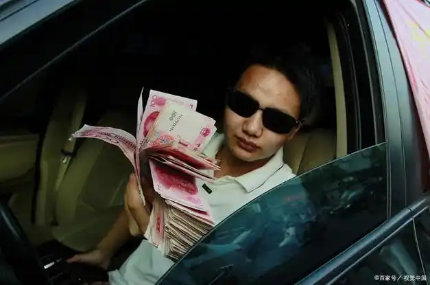 湖北男子炫富烧百元大钞点烟被罚1万,网友:烧自己东西也犯法?