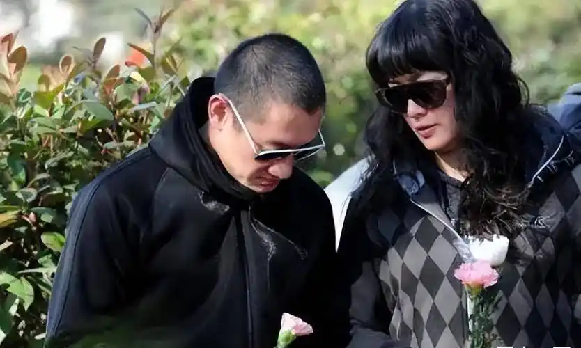 李钰:33岁患癌离世,男友汪雨已结婚生子,母亲的坚持让人泪目_黄晓明