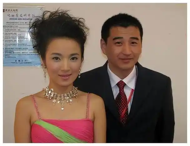 央视主持管彤高龄产子与韩红深陷同性恋风波现在她过得好吗