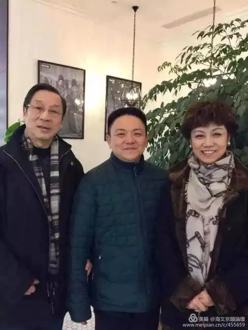 会的广告宣传弘妃  作京剧演唱会开始前的准备弘妃在上海金笛(中外艺