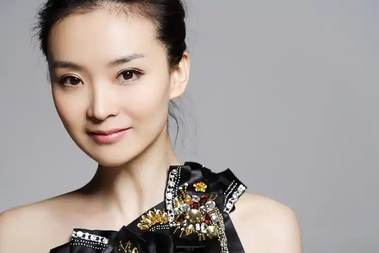 王艳清新写真柔情似水(2/8)