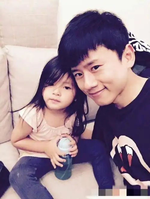 40岁阿雅全家近照,活佛老公送千万豪宅,3岁女儿深得张杰喜爱!