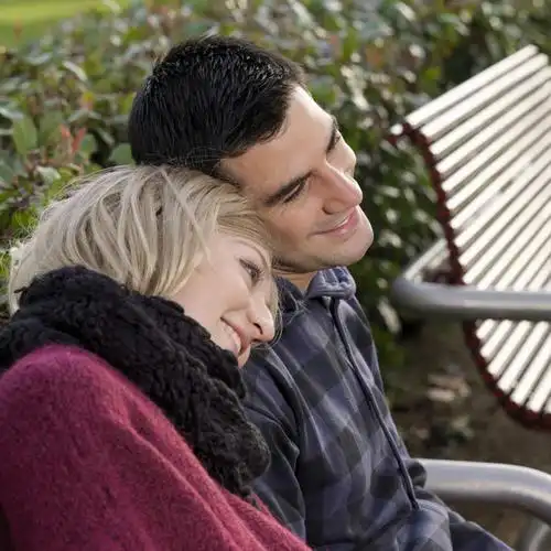 西方人,两个人,坐,笑,微笑,露齿笑,方图,俯视,室外,白天,爱情,草地