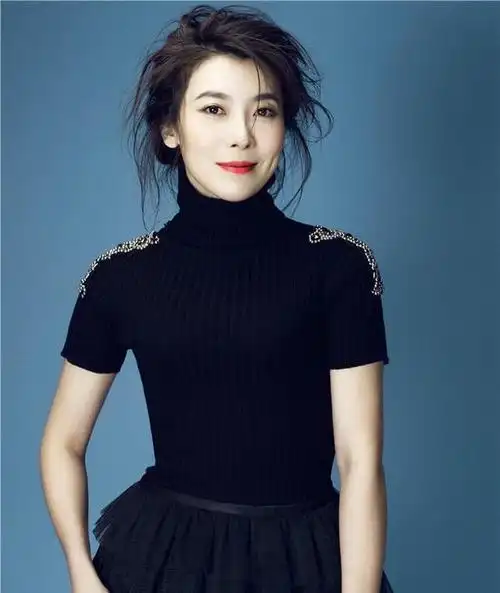 张棪琰在都市情感剧《我的前半生》中饰演商场商场霸道女总裁苏曼殊.