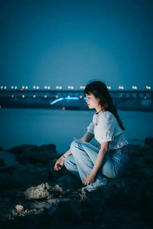 静谧的夜晚安静的少女photobytern