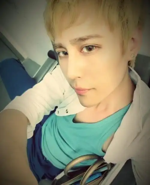 染黄头发的男生照片