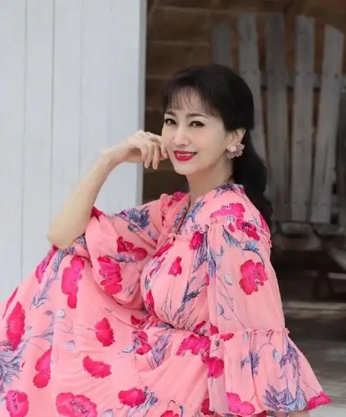 70岁的赵雅芝近照曝光,穿粉裙踩恨天高腾空起跳,状态不像是老人