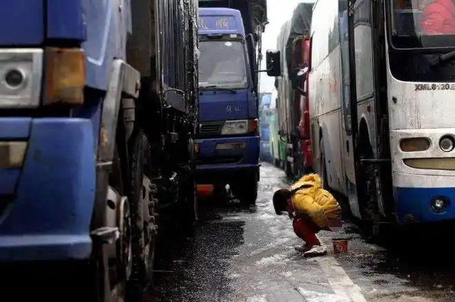 国庆高速堵车尿急怎么办男人有空瓶子看女人都如何解决