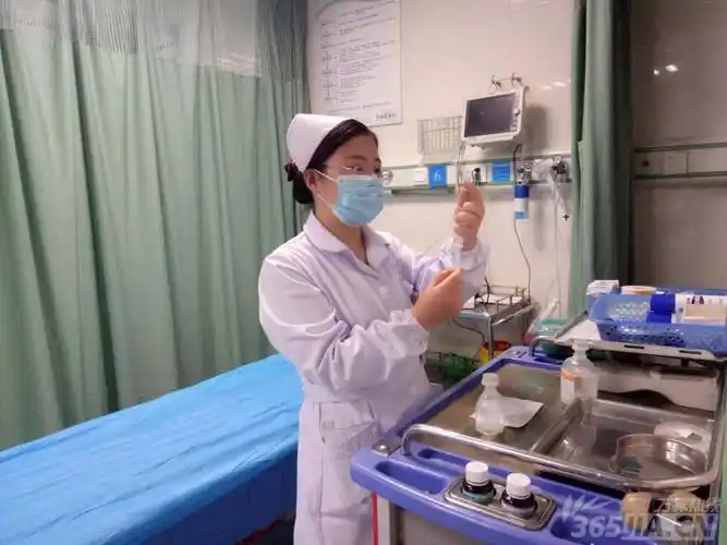 护士何晨工作照.