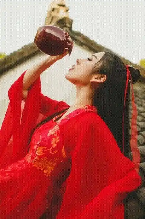 十二星座女古装饮酒挑战,白羊霸道,狮子洒脱,这个星座却成酒鬼