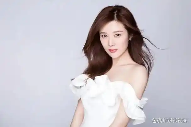 剧组进行了一场"寻找西施"的海选,有6000千多名美女争夺这一角色,竞争