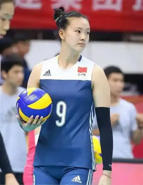 女排最"性感"的四位队员:曾春蕾被金软景揩油,魏秋月最美腰臀比