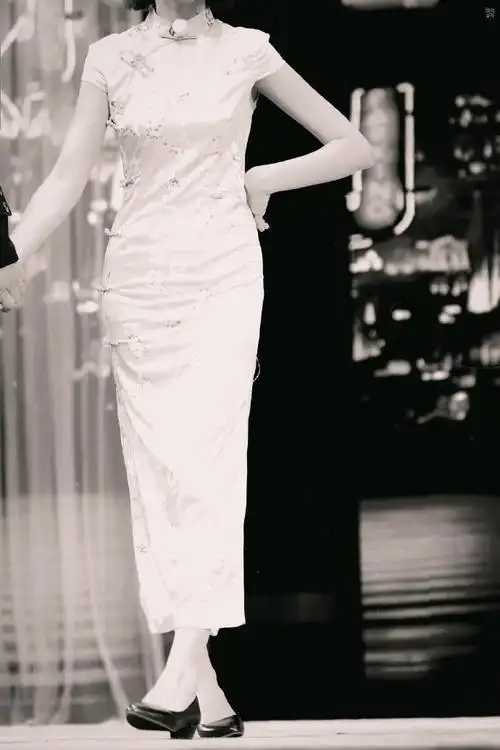 李艺彤旗袍造型演二人转