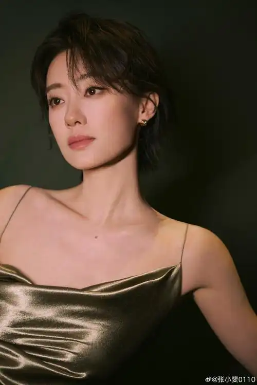 张小斐荡领吊带