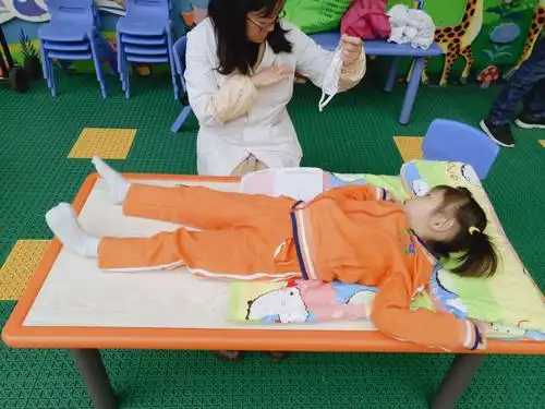 罗丈礼仪幼儿园秋季体检《勇敢检查小身体》